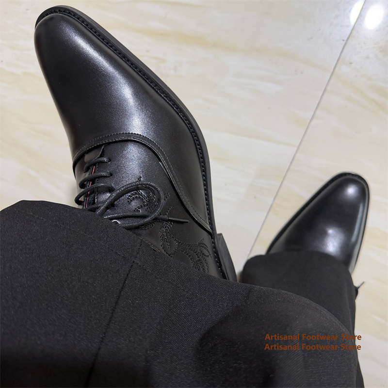 Leather Shoe Polish - حذاء ديربي رجالي أسود مطرز، مقدمة